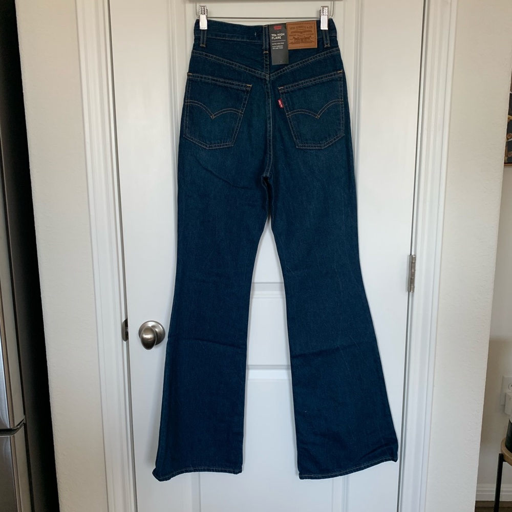 Leviβs 70s High Rise Flare Jean in Sonoma Wash - Picture 6 of 9